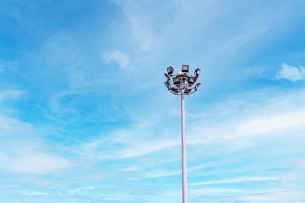 Un réverbère avec le mot lumière dessus