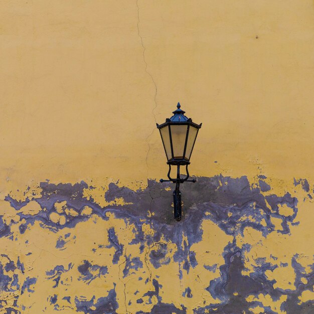 Réverbère sur le mur jaune