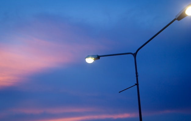 réverbère sur poteau en acier inoxydable sur un fond de ciel coucher de soleil.