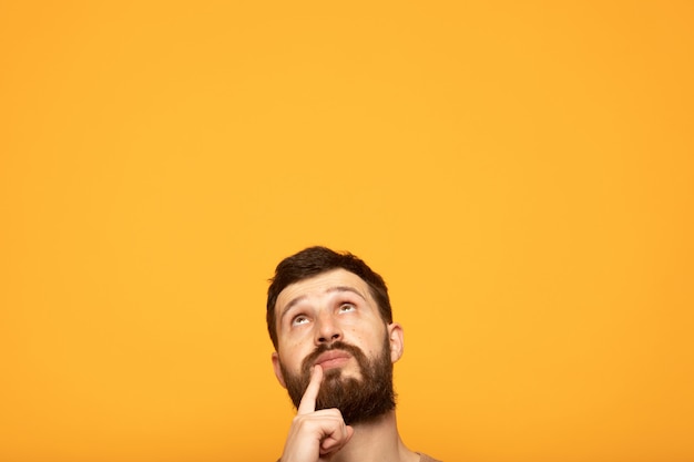 Rêverie bel homme vêtu d'un t-shirt marron