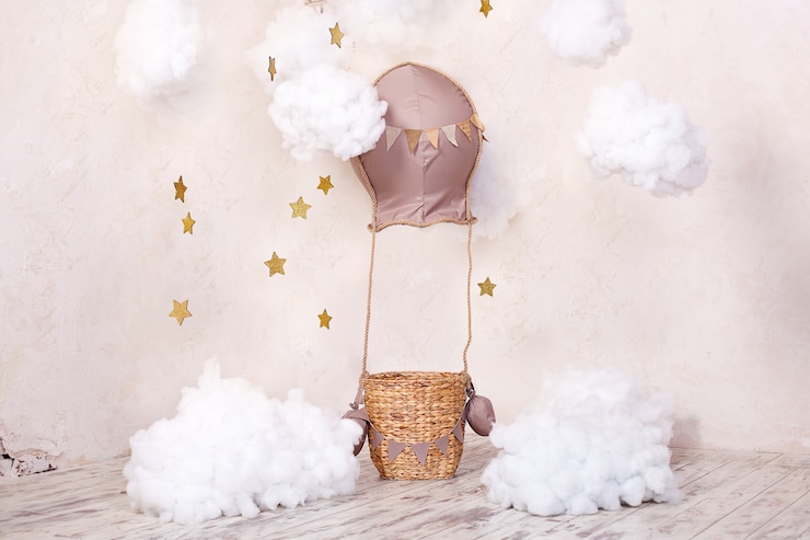 Photo rêves d'enfance. chambre d'enfant vintage élégante avec aérostat, ballons et nuages textiles. lieu pour enfants pour une séance photo: aérostat, ballon et nuages. salle intérieure pour enfants pour jeux.