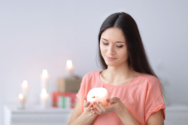 Rêves de femmes avec une bougie décorative