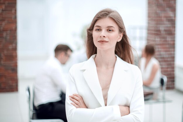 Rêves d'une jeune femme d'affaires debout dans une photo de bureau avec espace de copie