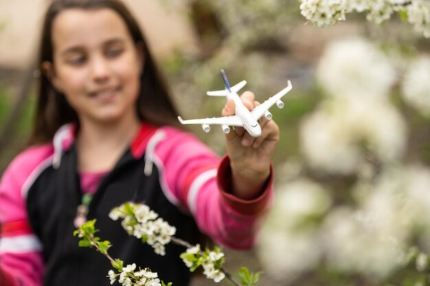 Rêves de vol. enfant jouant avec un avion jouet