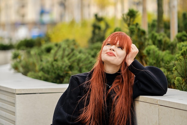 Rêveuse jeune femme assise sur un banc