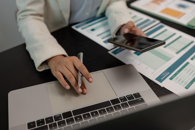 Le réviseur de documents compare les informations pour correspondre aux procès-verbaux de réunion à présenter aux investisseurs. Homme d'affaires travaille en finance, comptable, marketing, femme d'affaires.