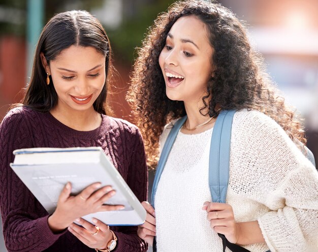 Révision rapide avant un examen Photo de deux jeunes femmes étudiant ensemble à l'université