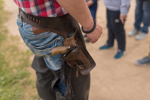 Revolver dans un holster chez le cowboy