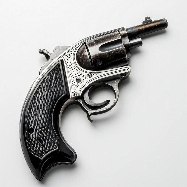 Un revolver sur un fond blanc. Une photographie de studio en gros plan.