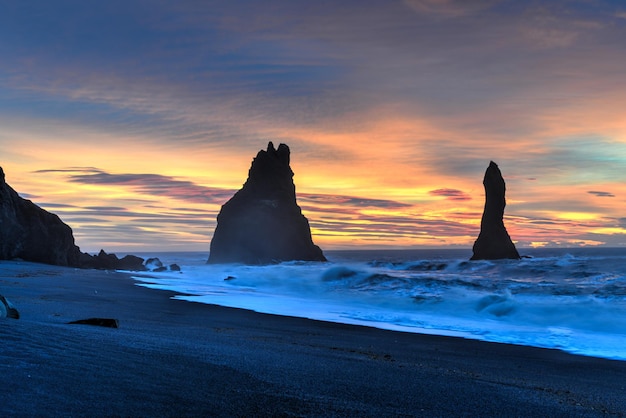 Photo reynisdrangar sur la plage de reynisfjara