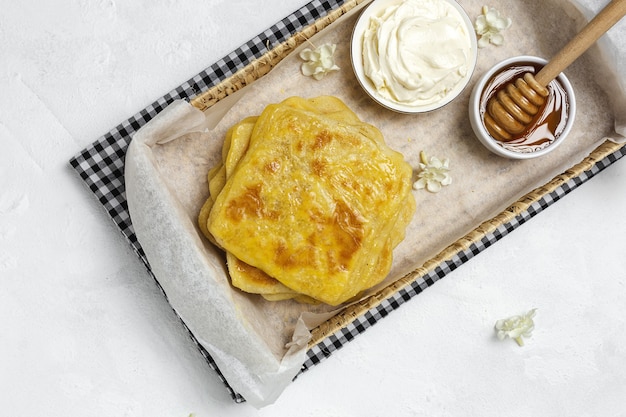 Rghaif ou msemen arabe fait maison et traditionnel avec du miel et du fromage à la crème. Cuisine marocaine