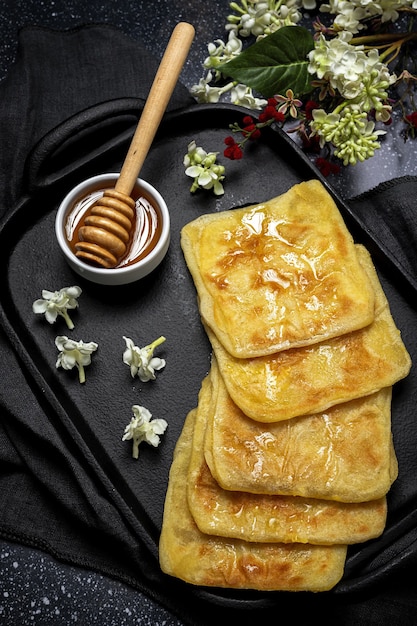 Photo rghaif ou msemen arabe fait maison et traditionnel avec du miel et du fromage à la crème. cuisine marocaine