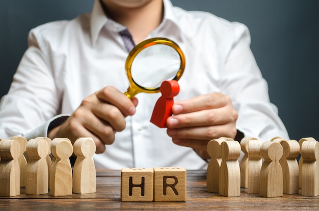 La RH examine un candidat figure rouge Recrutement de nouveaux travailleurs chasseurs de têtes Ressources humaines