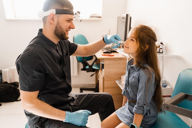 Rhinoscopie du nez de l'enfant Consultation avec un médecin L'oto-rhino-laryngologiste des enfants examine le nez de l'enfant avant la procédure d'endoscopie du nez