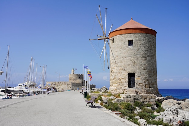 RHODES GRÈCE 10 MAI 2022 Port de plaisance et port de Mandraki avec moulins à vent de Rhodes et fort de Saint-Nicolas Grèce