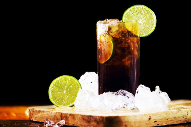 Rhum et Cola Cuba Libre avec Citron et Glace