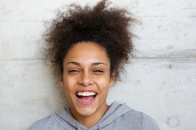 Photo riant afro-américaine jeune femme