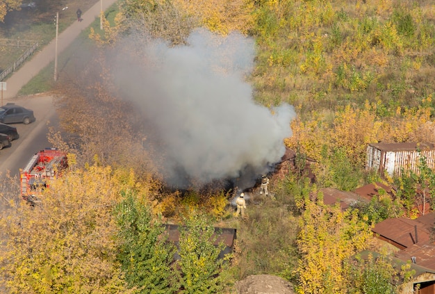 Riazan Russie 03 octobre 2021 Les pompiers éteignent un incendie dans une installation abandonnée