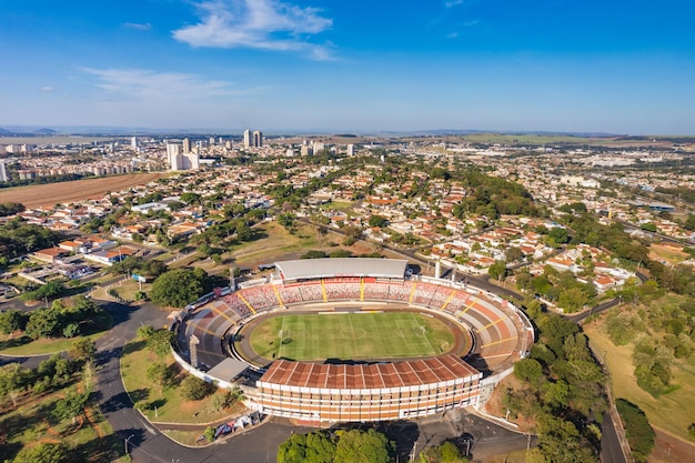 Ribeirao Preto Sao PauloBrésil Vers juin 2022 Vue aérienne de Ribeirao Preto Sao Paulo, vous pouvez voir des bâtiments et le stade Santa Cruz Botafogo