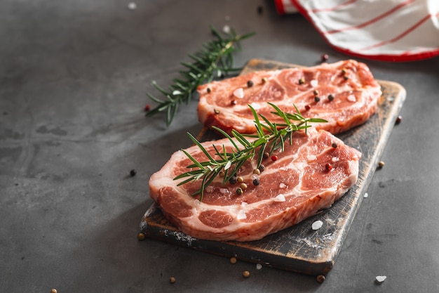 Ribeye de bifteck cru. Sur une table en pierre noire. Vue de dessus. Espace libre pour votre texte.