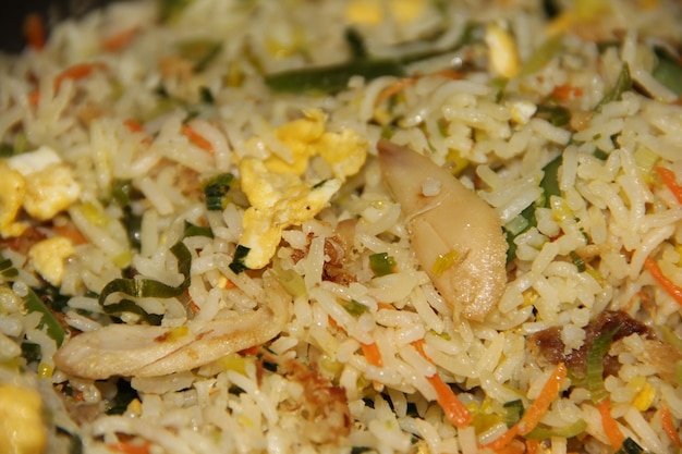 Photo rice frit avec poulet œuf frit et légumes