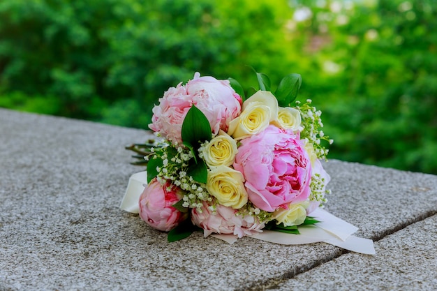 Riche bouquet de pivoines roses et de fleurs d&#39;eustoma roses blanches, feuilles vertes Bouquet de printemps frais.