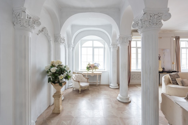 Riche Intérieur Luxueux D'une Chambre Confortable Avec Des Meubles Modernes Et élégants Et Un Piano à Queue, Décoré De Colonnes Baroques Et De Stuc Sur Les Murs