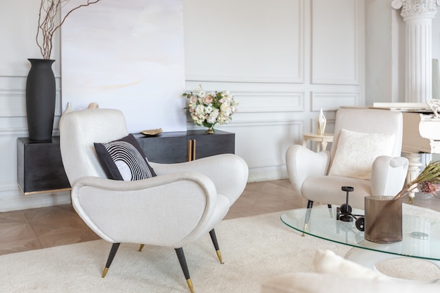 Riche intérieur luxueux d'une chambre confortable avec des meubles modernes et élégants et un piano à queue, décoré de colonnes baroques et de stuc sur les murs