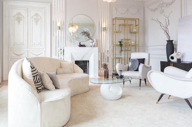 Photo riche intérieur luxueux d'une chambre confortable avec des meubles modernes et élégants et un piano à queue, décoré de colonnes baroques et de stuc sur les murs