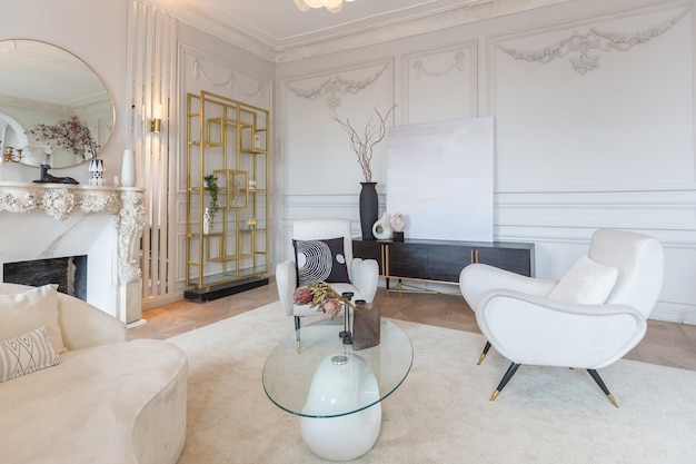 Riche intérieur luxueux d'une chambre confortable avec des meubles modernes et élégants et un piano à queue, décoré de colonnes baroques et de stuc sur les murs