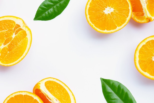 Riche en vitamine C, juteuse et sucrée. Cadre fait de fruits orange frais sur fond blanc.