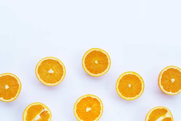 Riche en vitamine C, juteuse et sucrée. Fruits orange frais sur mur blanc.