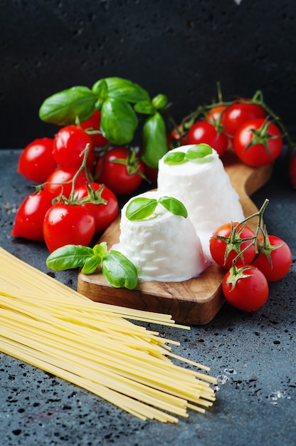 Ricotta fraîche à la tomate et au basilic