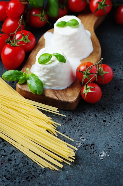 Ricotta fraîche à la tomate et au basilic