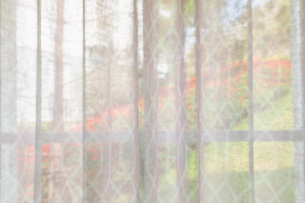 Rideau de fenêtre avec arrière-plan flou abstrait jardin vert