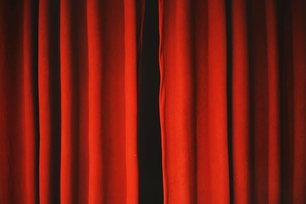 Rideau rouge de scène ouverte avec des taches lumineuses au théâtre, rideaux rouges vides avec espace de copie
