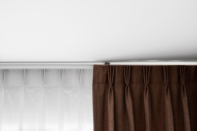 Rideaux marron et tulle blanc sur rail avec un plafond blanc Rideau décoration intérieure