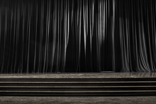 Rideaux noir et blanc et scène en bois.