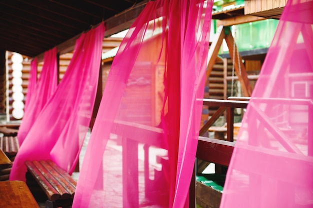 Rideaux Rose Vif Dans Le Café De Rue