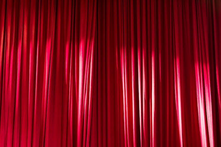 Photo rideaux rouges et projecteurs dans le théâtre entre les spectacles.