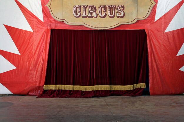 Rideaux de scène fermés d'un cirque avant le spectacle