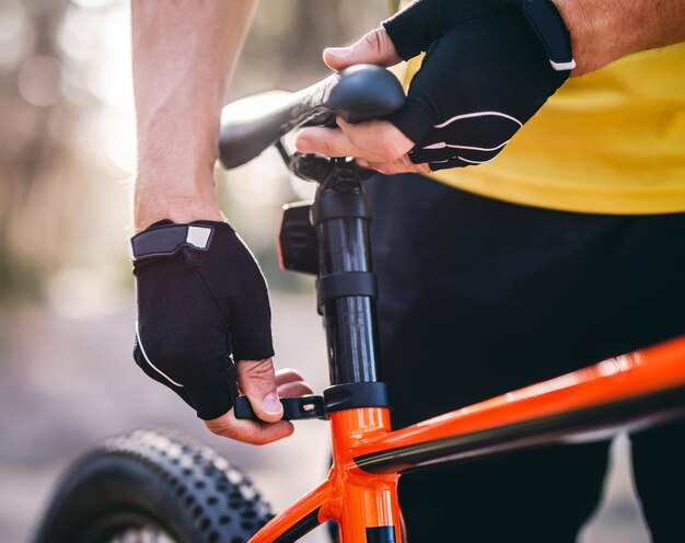 Rider ajustant la hauteur du siège sur le vélo