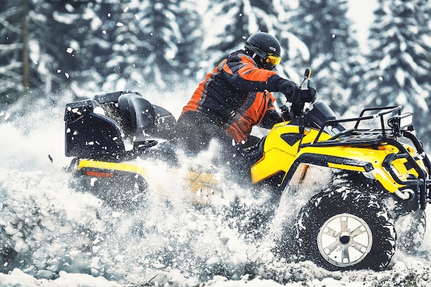 Rider conduisant dans la course de quad en hiver dans la forêt