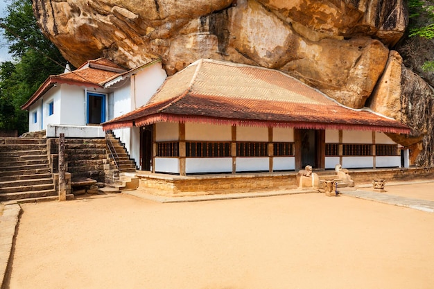 Ridi Viharaya ou Silver Temple est un temple bouddhiste Theravada dans le village de Ridigama, Sri Lanka