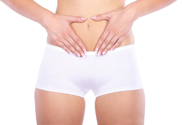 Rien à craindre Studio photo recadré d'une femme mesurant son tour de taille isolé sur blanc