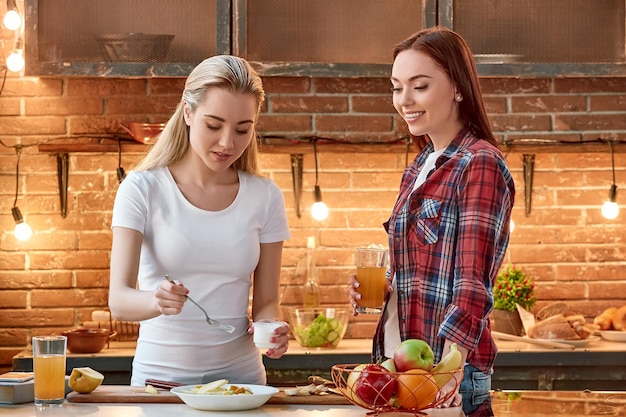 Rien ne rassemble les gens comme de la bonne nourriture de jeunes amies préparant ensemble un repas sain