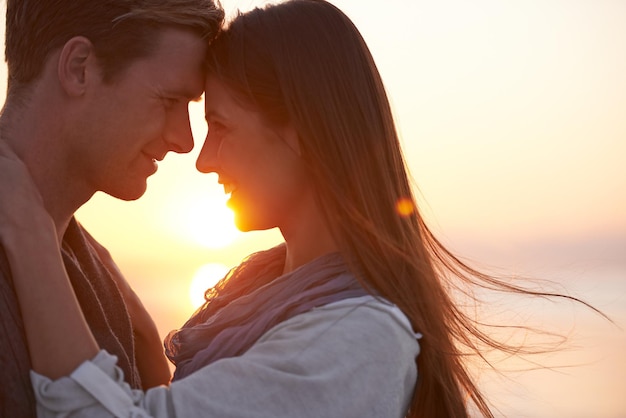 Rien de tel qu'un jeune amour Un jeune couple profitant d'un moment romantique ensemble à la plage