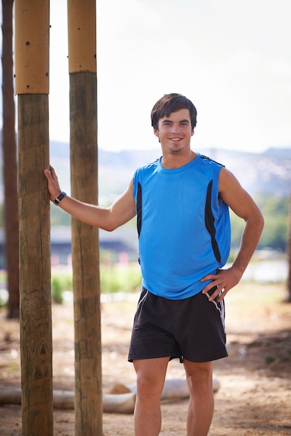 Rien de tel que l'air frais et l'exercice Photo d'un beau jeune homme faisant de l'exercice à l'extérieur