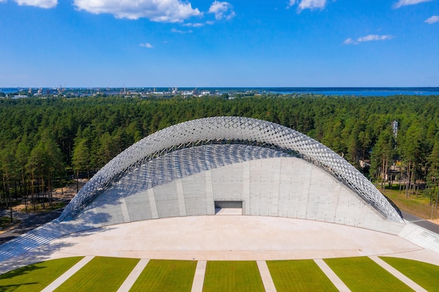 Riga, Lettonie. 10 août 2020. Beau nouveau stade situé au milieu d'une forêt. Vue aérienne du Grand Kiosque à Mezaparks à Riga, Lettonie.