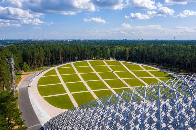 Riga, Lettonie. 10 août 2020. Beau nouveau stade situé au milieu d'une forêt. Vue aérienne du Grand Kiosque à Mezaparks à Riga, Lettonie.